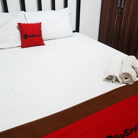 Reddoorz At Jalan Somba Opu Losari Makassar Esterno foto