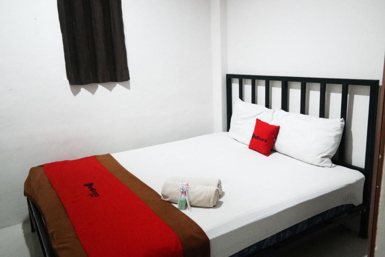 Reddoorz At Jalan Somba Opu Losari Makassar Esterno foto