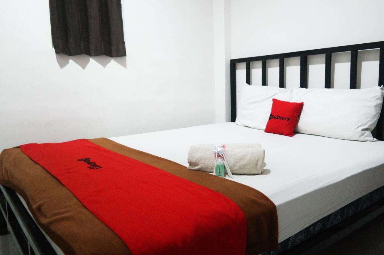 Reddoorz At Jalan Somba Opu Losari Makassar Esterno foto