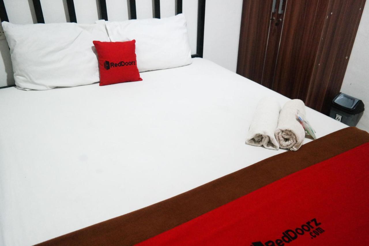 Reddoorz At Jalan Somba Opu Losari Makassar Esterno foto