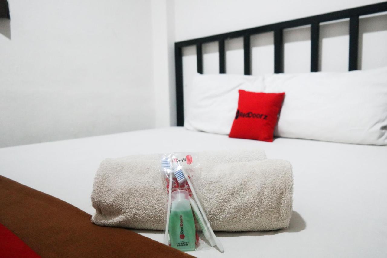 Reddoorz At Jalan Somba Opu Losari Makassar Esterno foto